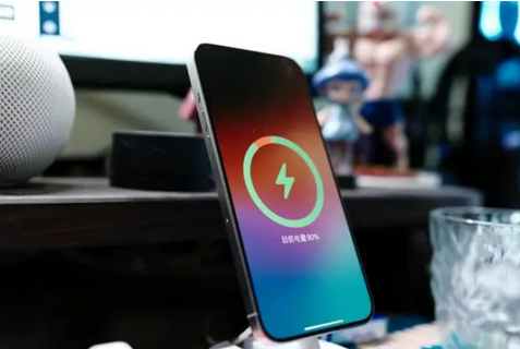 承留镇苹果15换屏服务分享用什么充电器给iPhone15充电更好 